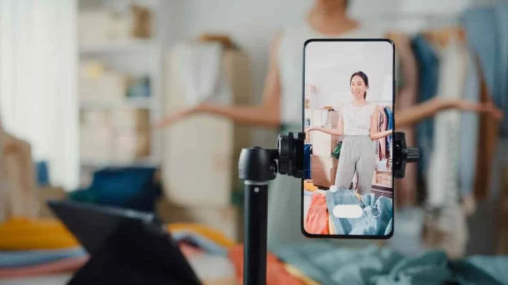 10 best Online Jobs for Students that you can Turn into a Career or a Business from Home Instagram Influencer